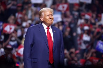 Foto do presidente eleito dos Estados Unidos, Donald Trump, diante de multidão de apoiadores. A matéria fala sobre os rumos da economia, inflação, juros e onde investir nos EUA com o retorno dele à Casa Branca.