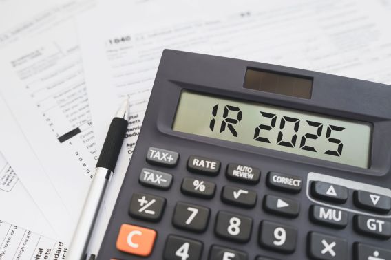 É preciso colocar na ponta do lápis todos os seus ganhos, dívidas e gastos reembolsáveis antes de declarar o imposto de renda 2025. Foto: Adobe Stock / Inteligência Financeira