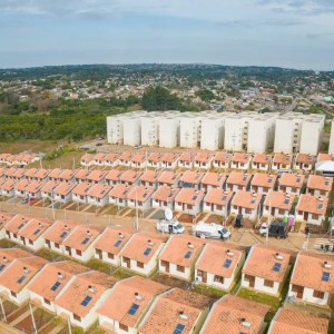 Foto aérea de casas do programa Minha Casa, Minha Vida, em Viamão, no Rio Grande do Sul. As ações de construção de empresas do MCMV, como MRV (MRVE3), Cury (CURY3) e Direcional (DIRR3) são preferências do mercado para investir.