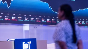 Ibovespa sobe 1,79% e fecha no maior patamar desde setembro passado; dólar cai 0,47% e vai a R$ 5,69