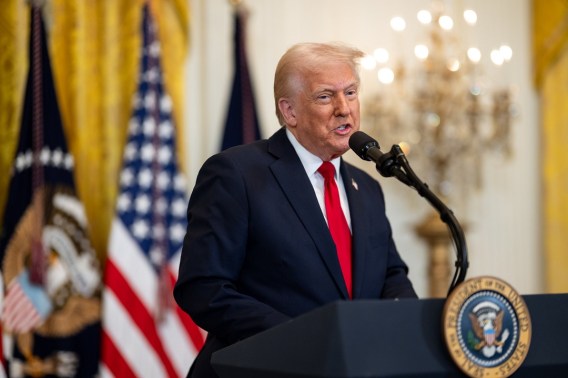 Foto do presidente dos Estados Unidos, Donald Trump. Ele é branco, homem e usa paletó. Trump anunciou tarifas comerciais e o mercado calcula impacto positivo no valor do dólar contra o real e efeitos para o Ibovespa hoje.