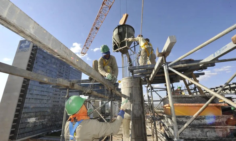 Por que ações de construtoras voam na B3 com Selic nas alturas? Resposta pode estar no pré-sal