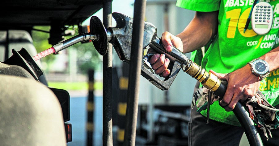 Petrobras (PETR4) anuncia redução de 3,38% nos preços do diesel nas refinarias a partir da 6ª (18)