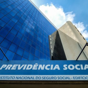 Aposentados do INSS que tiveram descontos ilegais em abril terão dinheiro devolvido a partir de maio