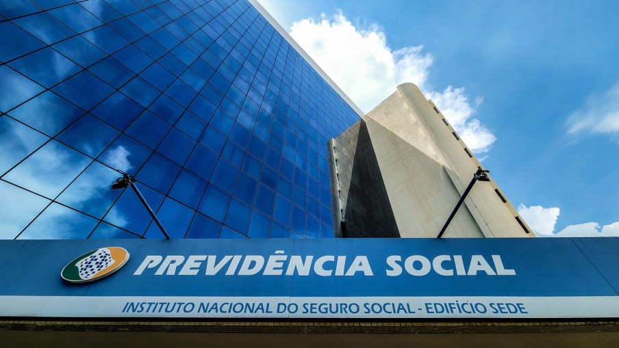 Aposentados do INSS que tiveram descontos ilegais em abril terão dinheiro devolvido a partir de maio