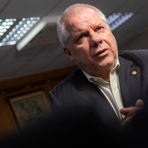 Presidente do INSS é afastado em operação que investiga R$ 6,3 bilhões em fraudes