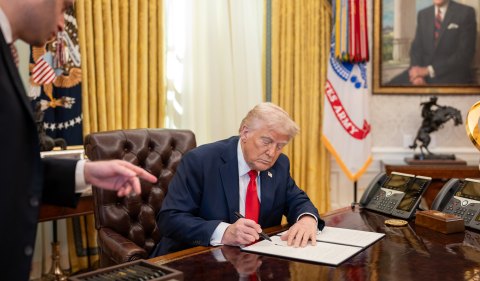 Donald Trump, presidente dos Estados Unidos, assina ordem executiva na Casa Branca Foto: Flickr oficial da Casa Branca
