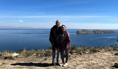 Mariana e Bruno no lago Titicaca, na fronteira entre o Peru e a Bolívia. (Foto: Acervo pessoal)