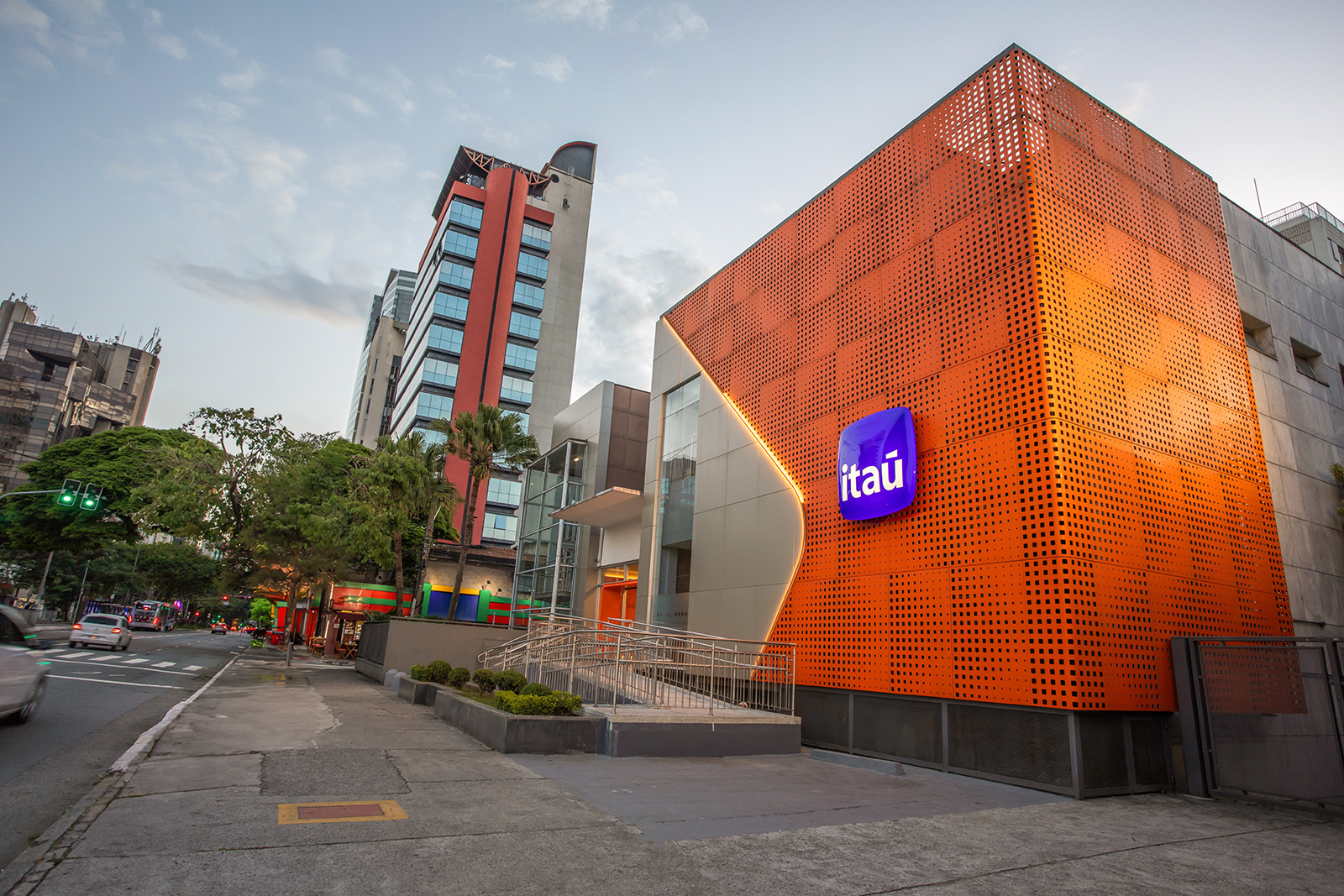 Foto mostra agência do banco Itaú em rua da cidade de São Paulo