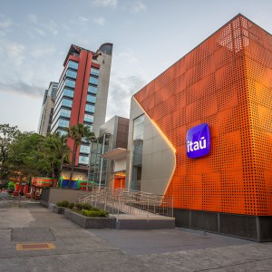 Foto mostra agência do banco Itaú em rua da cidade de São Paulo