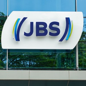 Foto do logo da JBS (JBSS3), companhia de proteínas, para ilustrar matéria sobre listagem de ações em Nova York.