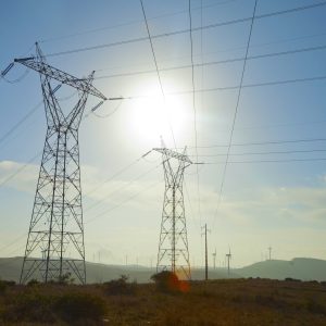 Foto de linha de transmissão de energia elétrica da REN, com duas torres de energia, para ilustrar matéria sobre apagão na Europa, em Portugal, na Espanha e na França