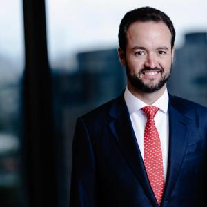 Foto de Antônio Barreto, CEO da Automob (AMOB3). Ele é homem, branco, usa terno preto e gravata vermelha.