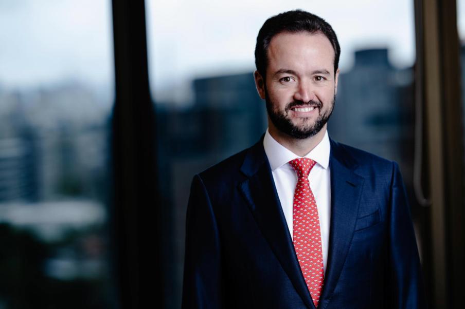 Foto de Antônio Barreto, CEO da Automob (AMOB3). Ele é homem, branco, usa terno preto e gravata vermelha.