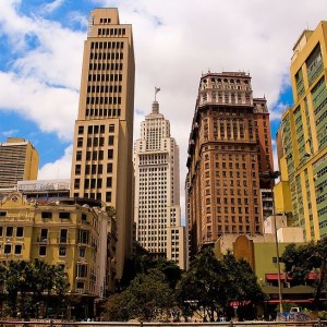 Foto de diversos prédios no centro histórico de São Paulo.