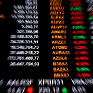 Foto de ações listadas no índice Ibovespa hoje para ilustrar matéria sobre a recuperação da bolsa de valores do Brasil em 2025.