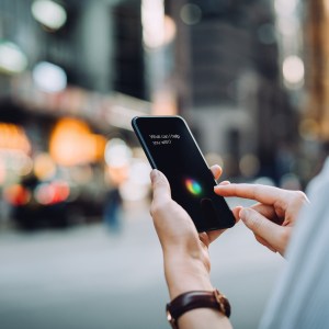 Foto de uma pessoa segurando um celular.