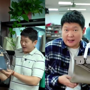 Foto de dois homens chineses segurando bolsas de couro.