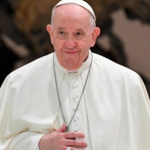 Papa Francisco entrou em coma e morreu em seu quarto, diz Vaticano