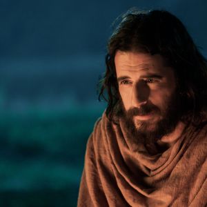 Jesus (Jonathan Roumie) em cena de "The Chosen". Foto: Divulgação.