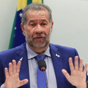 Carlos Lupi deixa o Ministério da Previdência após investigação de fraudes no INSS