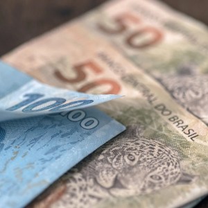 Foto de duas notas de 50 reais e uma de 100 reais.